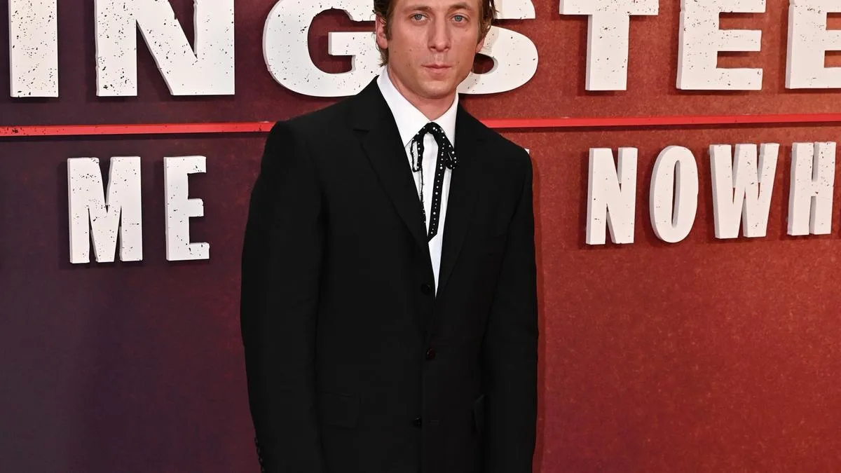 Jeremy Allen White maintains a 'healthy distance' from social media