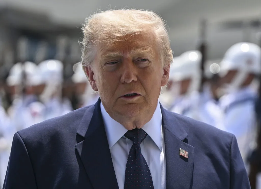 Irão: Trump ameaça bombardear Omã se país se entender com Teerão sobre Ormuz