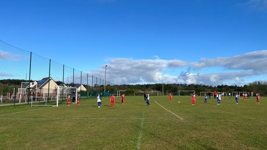 "On ne veut pas les priver de sport" : les parents de jeunes footballeurs manchois face aux prix des carburants