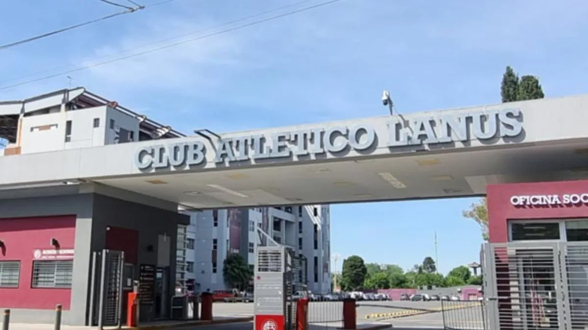 Internaron a un nene de 12 años luego de que se le cayera un arco de fútbol en la cabeza en el club Lanús