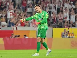 Backhaus mit Aussetzer: Trotz Torwart-Patzer: Freiburg locker in die Conference League