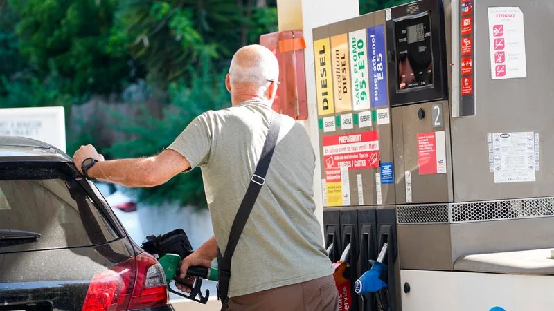 L'essence n'a jamais coûté aussi cher en France: le prix du SP95-E10 dépasse son pic historique de juin 2022 et le litre de gazole n'est plus qu'à 3 centimes de son record