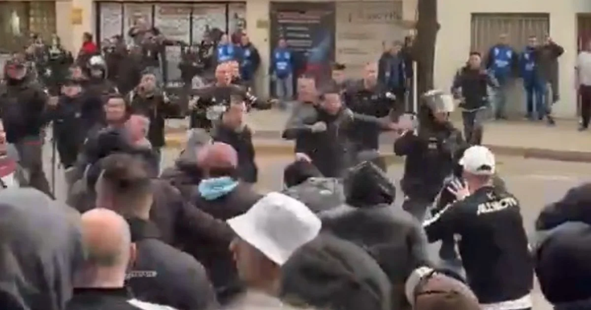 Feroz enfrentamiento entre la hinchada de All Boys y la policía: el motivo que desencadenó la violencia