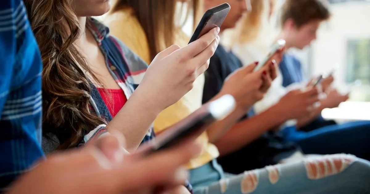 Nuevo estudio revela que los videos cortos como los de TikTok, Instagram o YouTube desactivan regiones cerebrales clave para el control cognitivo