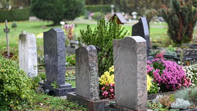 Störung der Totenruhe: Prozess gegen Bestatter startet: Zahngold von Toten geklaut?