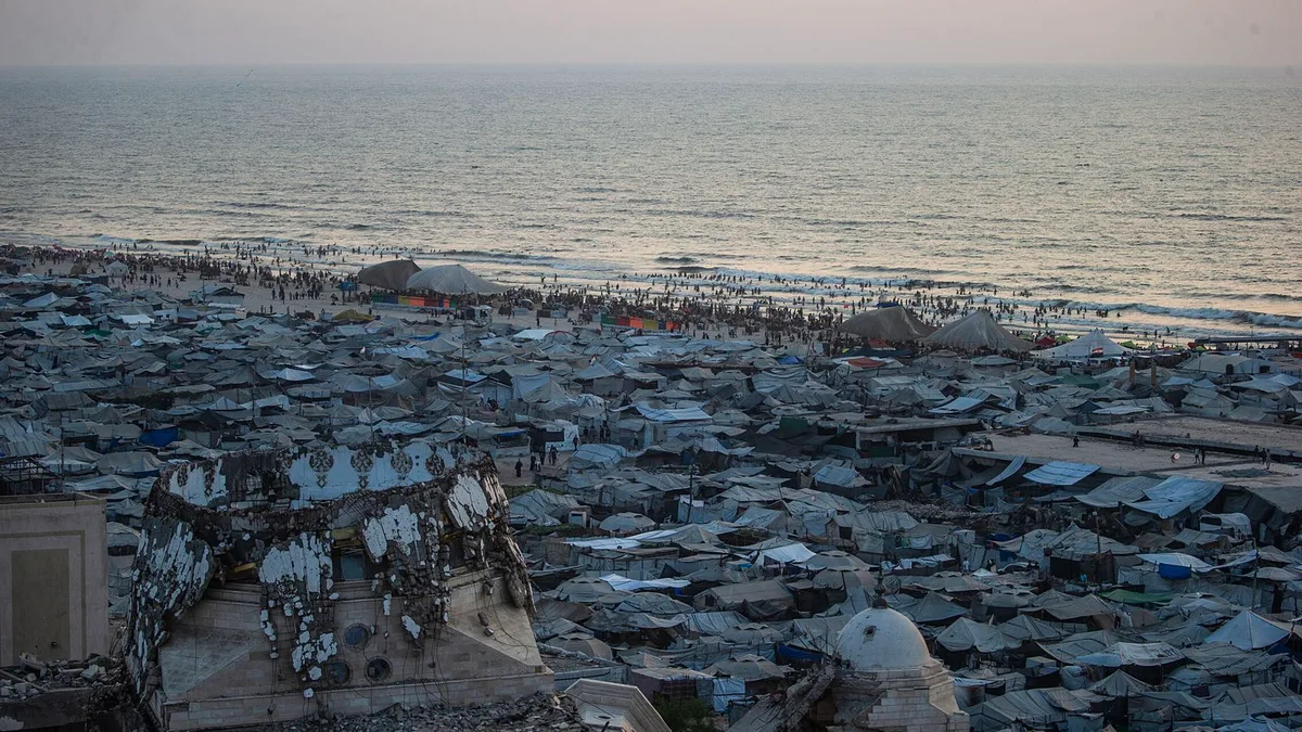 La periodista gazatí que ha abierto el primer club de playa en Gaza con mobiliario rehabilitado: "Todo lo que nos rodea es trauma"
