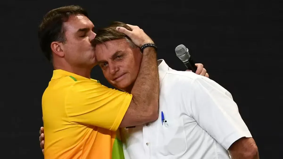 Após decisão de Moraes, Flávio Bolsonaro visitará o pai nesta terça-feira (13)