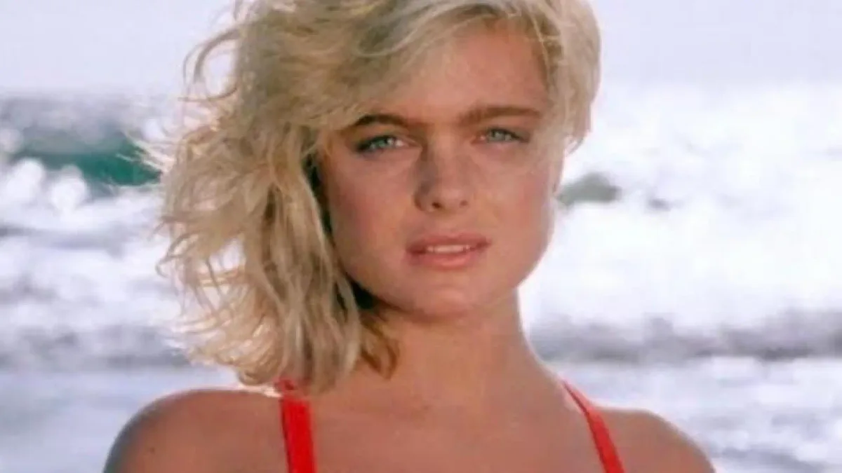 Erika Eleniak, la primera estrella de 'Los vigilantes de la playa' que se rehízo lejos de Hollywood