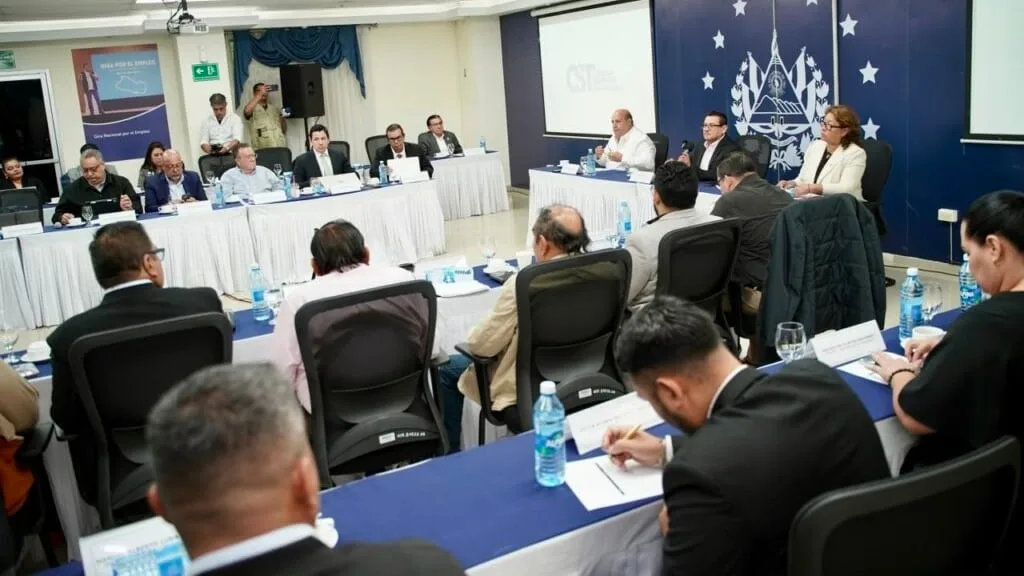 El Salvador inicia diálogo tripartito sobre jornadas laborales de 11 horas y 3 días de descanso