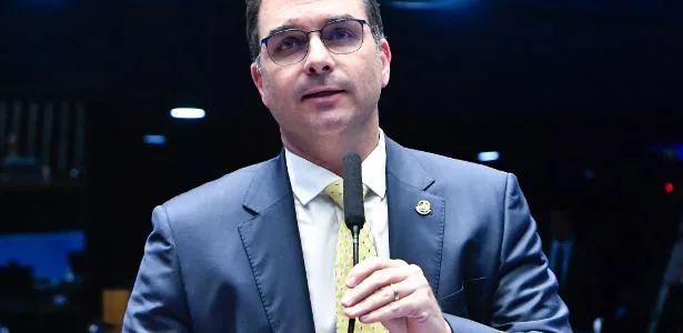 Flávio ataca ministros do STF e diz que forjam processos e ameaçam política