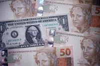 Dólar abre em alta com mercado atento às eleições e sessão da 6×1