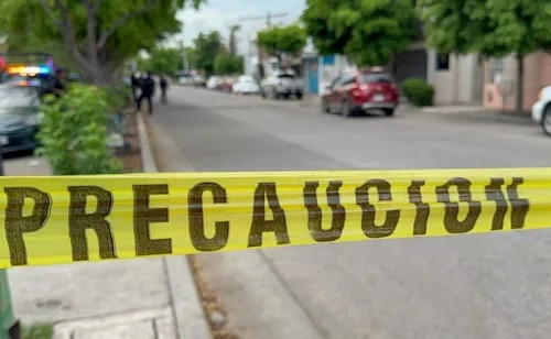 Abandonan hielera con restos humanos a un costado de carretera en Mazatlán; hallan cartulinas con mensajes