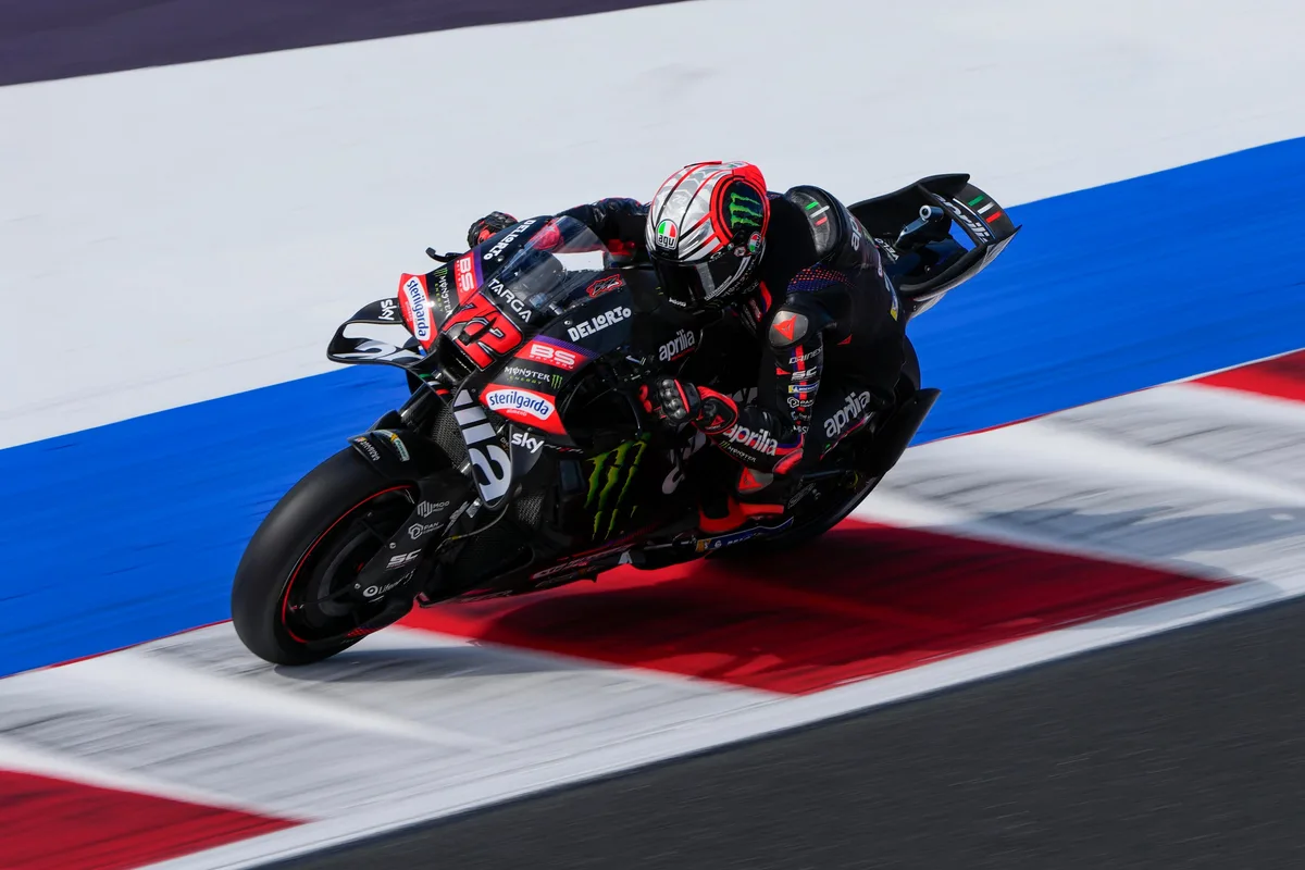 Bezzecchi desafía a Márquez desde la pole