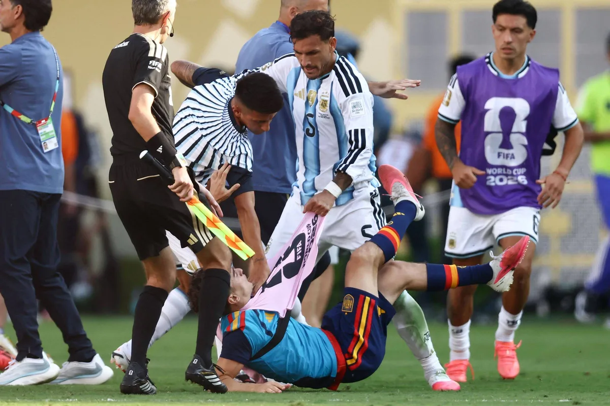 Paredes, da Argentina, é suspenso por 10 jogos por briga na final da Copa do Mundo