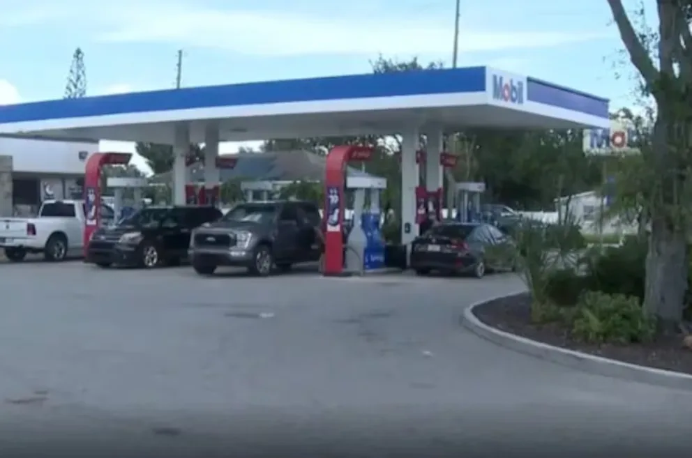 Se negó a darle dinero y segundos después quedó envuelta en llamas en una gasolinera de Florida