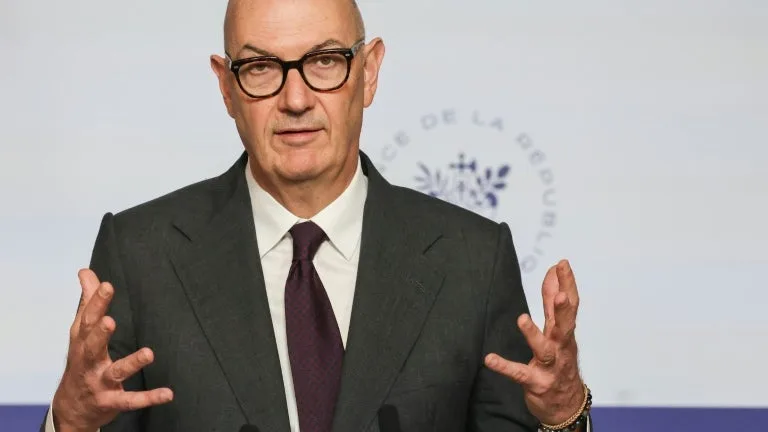 "À l'exception des dingues d'extrême gauche, tout le monde veut assainir nos finances": Roland Lescure fait visiter son bureau à ses potentiels successeurs et règle ses comptes sur le budget
