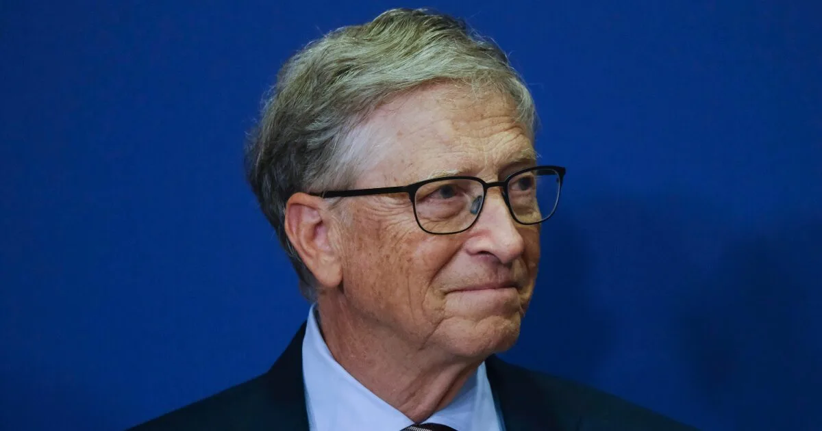 Bill Gates alerta para riscos da IA e pede ação mundial