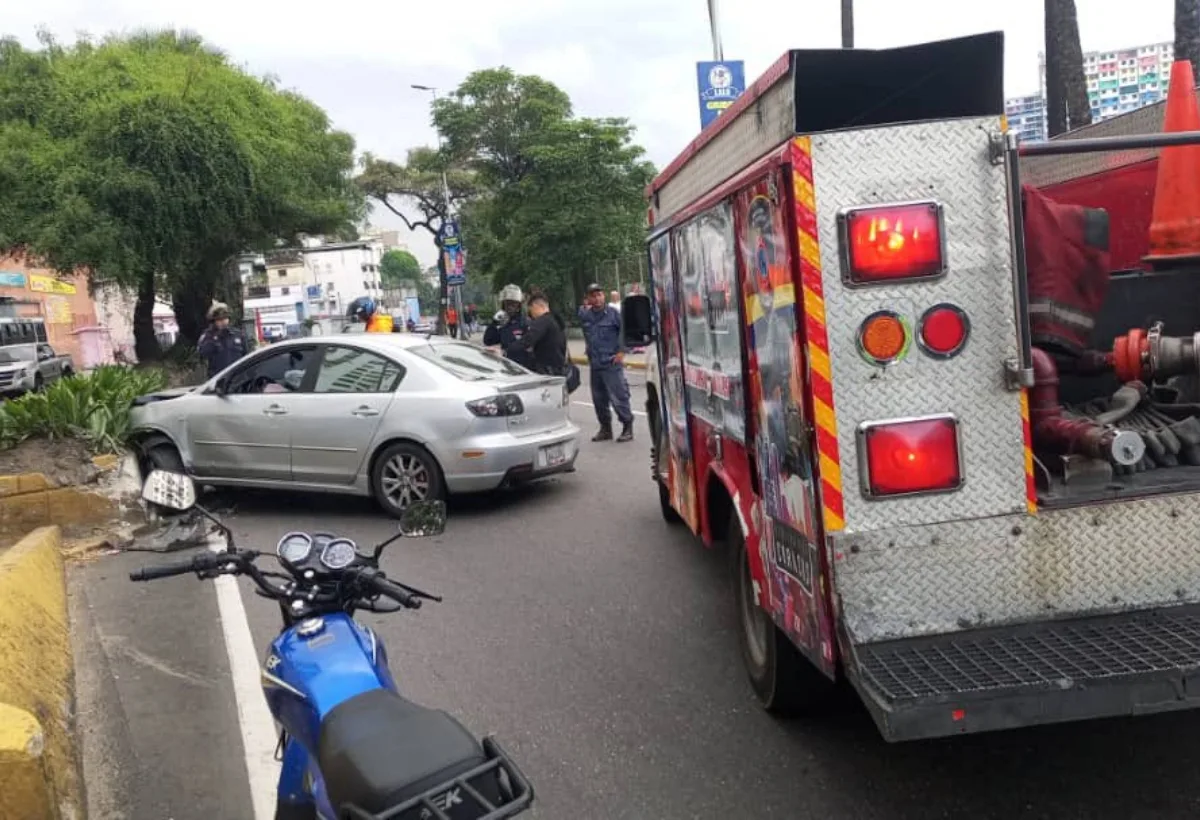 Al menos dos personas heridas dejó fuerte colisión de un carro en la avenida Sucre de Catia