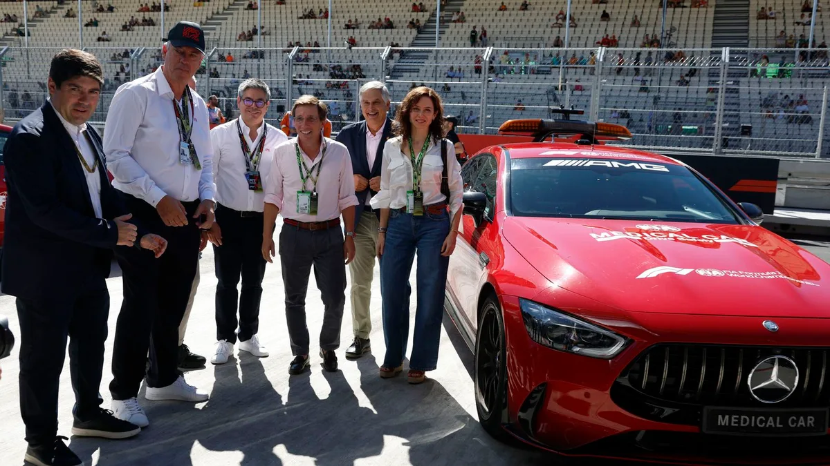 Isabel Díaz Ayuso y José Luis Martínez-Almeida dan una vuelta al circuito de Madring