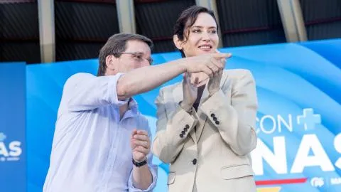 El vídeo prohibido de Almeida sirvió de munición a Ayuso tras la mini-Kitchen del "no son cremas, son aviones"