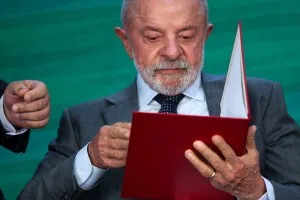 Lula diz que vai mandar PEC de tarifa zero aos fins de semana, custeado por emendas