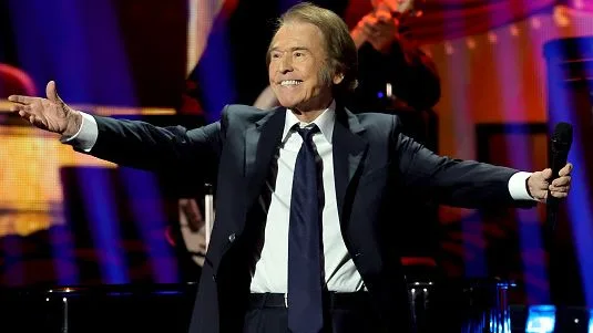 "Canto 100 veces mejor que él": la guerra de divos de Raphael y Julio Iglesias por una dolorosa traición que lograron olvidar