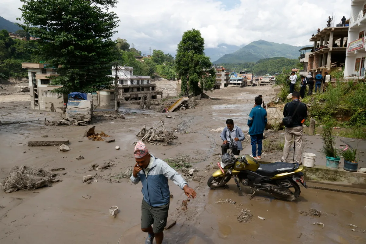 Nepal busca a decenas de desaparecidos, entre ellos estadounidenses y canadienses, tras una violenta riada de origen desconocido llegada del Tíbet