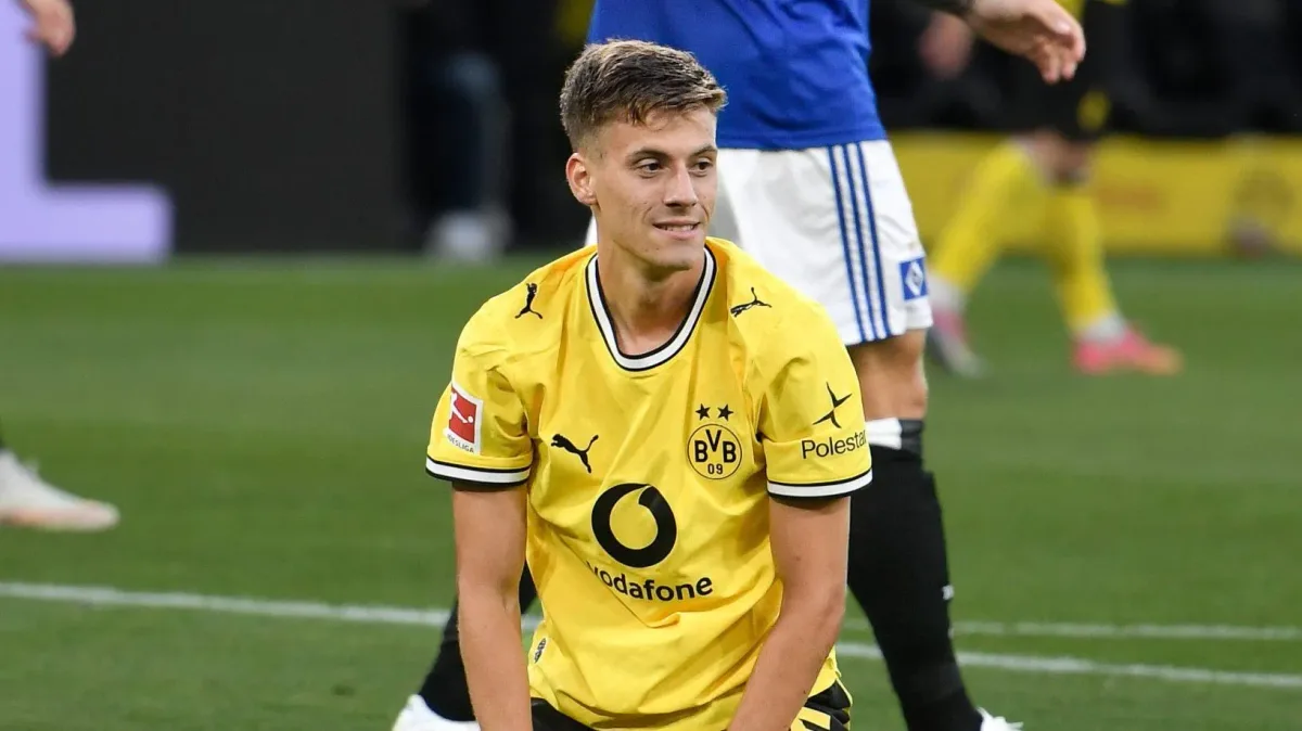 Velho conhecido e joia do Arsenal: Dortmund avalia opções após grave lesão de Konstantelias