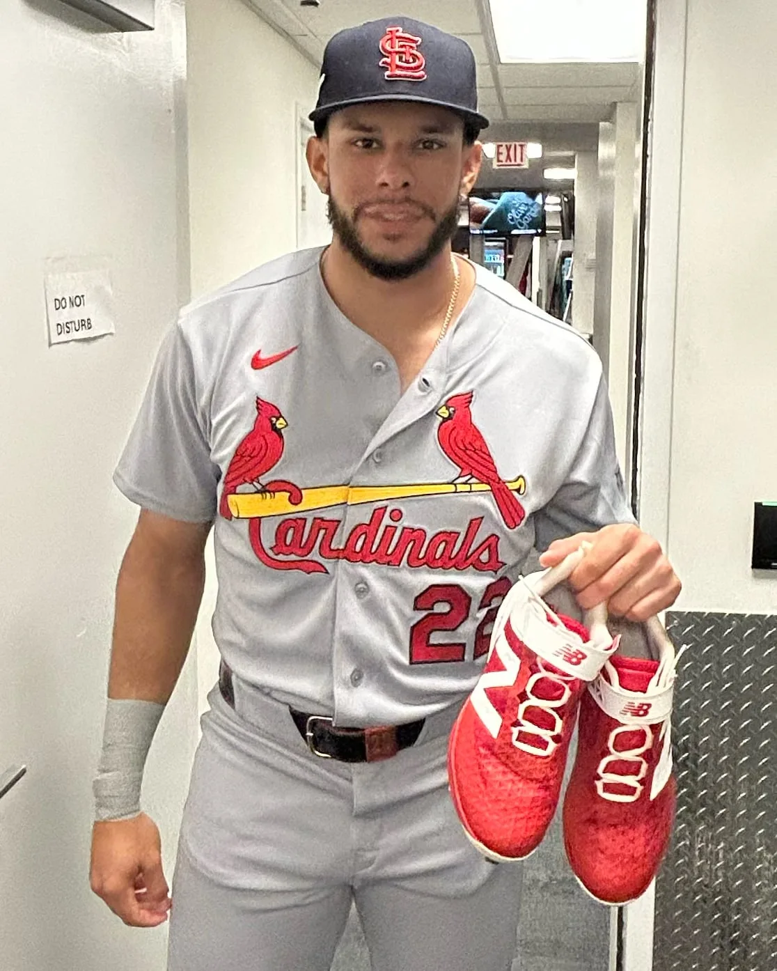 MLB 최초 데뷔 3연타석 홈런 친 바에스, 빌려신은 신발 명예의 전당 간다