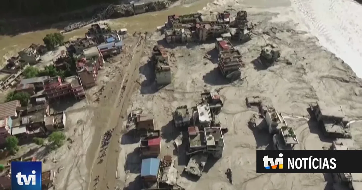 Equipas de resgate tentam socorrer aldeias remotas no Nepal após cheias repentinas