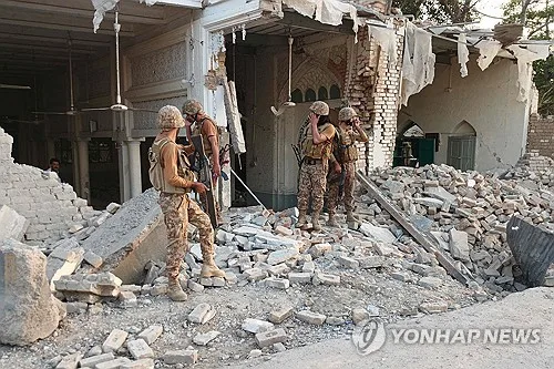 파키스탄 북서부 경찰청사서 폭탄·총격테러…"최소 31명 사망"