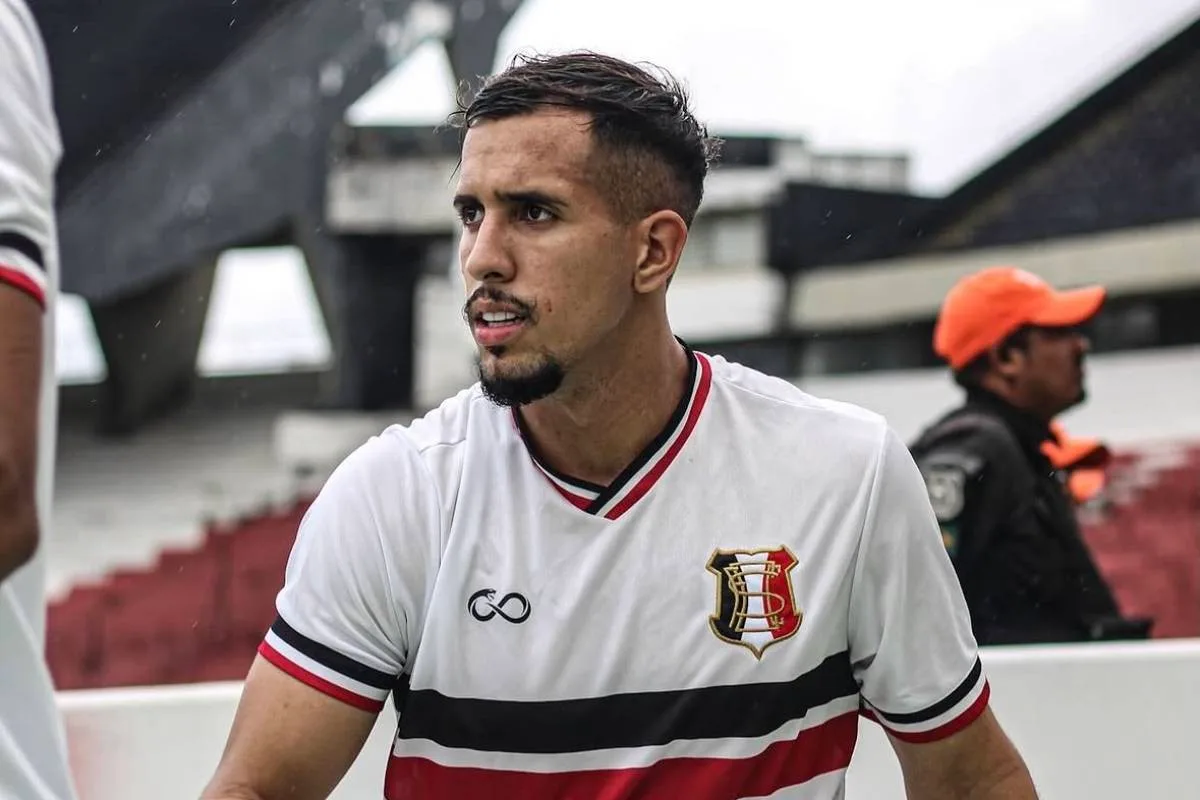 Jogador do Santa Cruz registra boletim de ocorrência contra executivo de futebol; veja detalhes