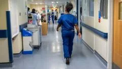 O que crise da saúde britânica nos ensina: 'Brasil foca demais na autoridade do médico'