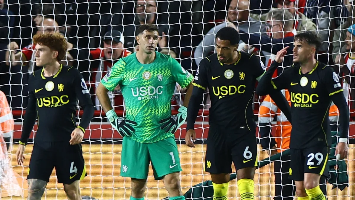 El gesto del Dibu Martínez a los hinchas del Chelsea tras la caída 3-0 ante Brentford: los alarmantes números defensivos