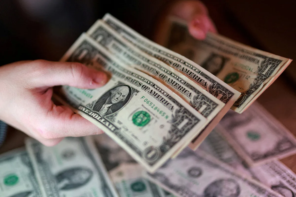 El dólar mayorista subió por tercer día seguido y se mantuvo sobre los 1.500 pesos