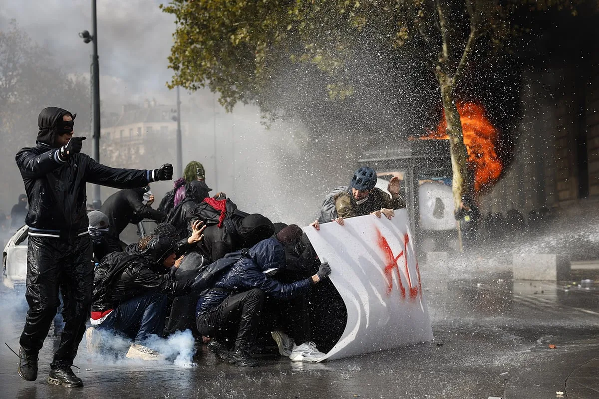 Protestos deixam França em chamas: fogo destrói edifício histórico da Câmara de Limoges. Veja as imagens