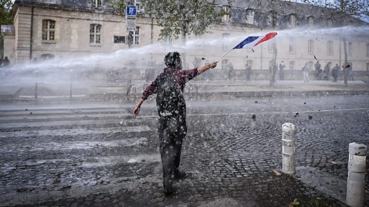 Protestos em França fazem regressar os “coletes amarelos”