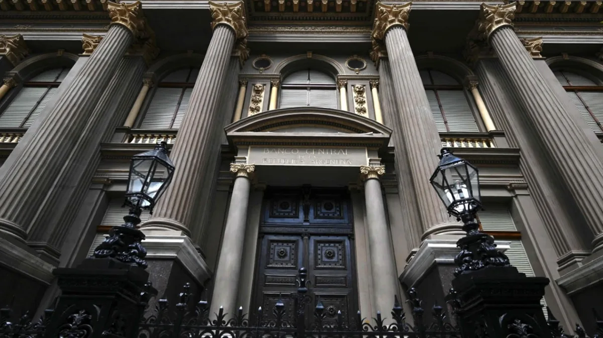 El Banco Central compra cada vez menos dólares: los tres factores que influyen en el monto de su intervención