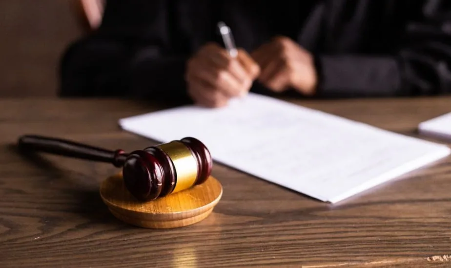 Presenta una queja por reducción salarial, la empresa despide a su marido como venganza y la Justicia actúa: readmisión y 7.500 euros