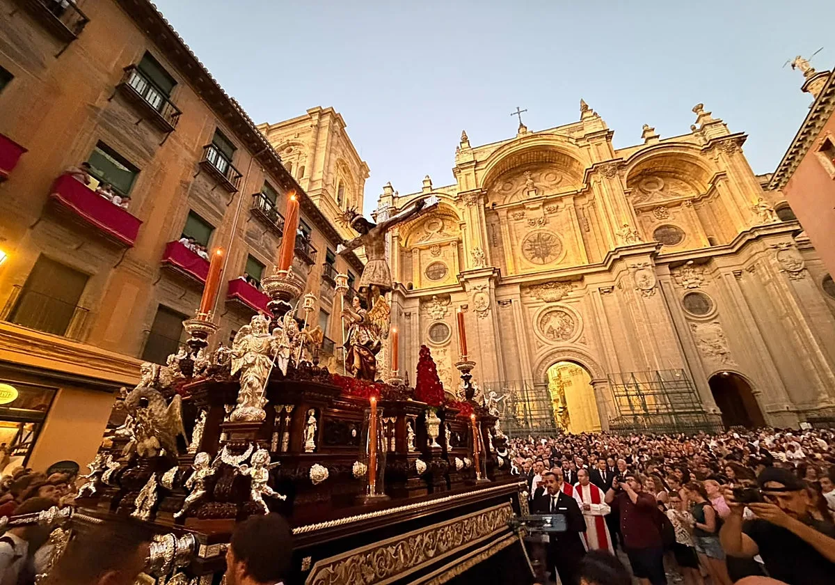 Granada saca en procesión al Cristo de San Agustín para rogarle que no haya más terremotos