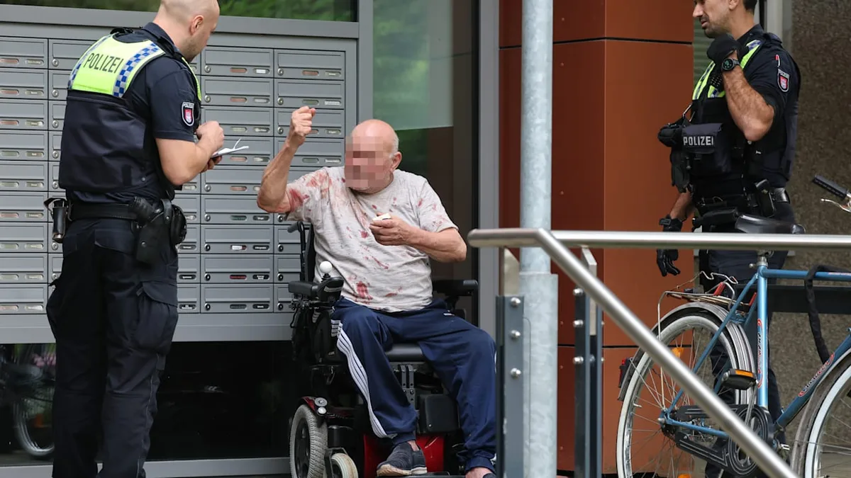 Blutiger Streit in Hamburg - Rollstuhlfahrer wehrt sich mit Axt gegen Schläger