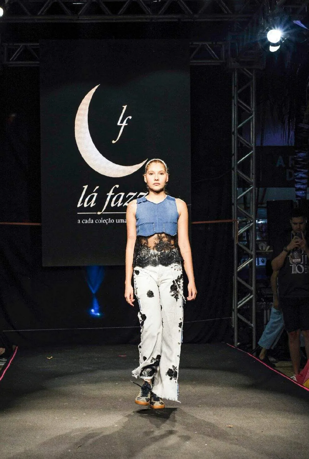 Aos 17 anos, Lara transforma roupas que iriam para o lixo em moda