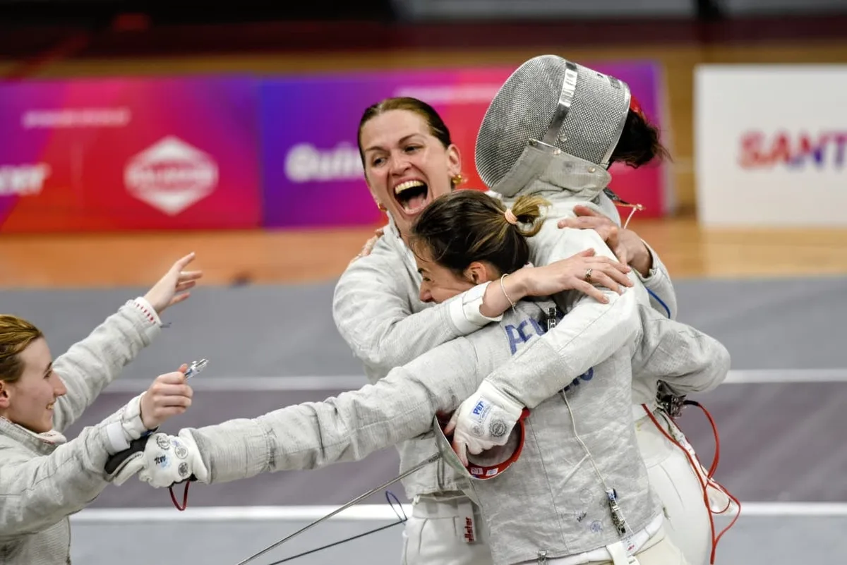 El equipo femenino argentino de sable ganó la medalla de oro.. Con Belén Pérez Maurice, que está de vuelta