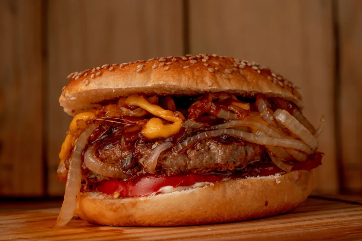 Los chefs profesionales coinciden: “Cuando terminás de hacer la hamburguesa se recomienda que la cierres cinco minutos con papel parafinado o de aluminio”