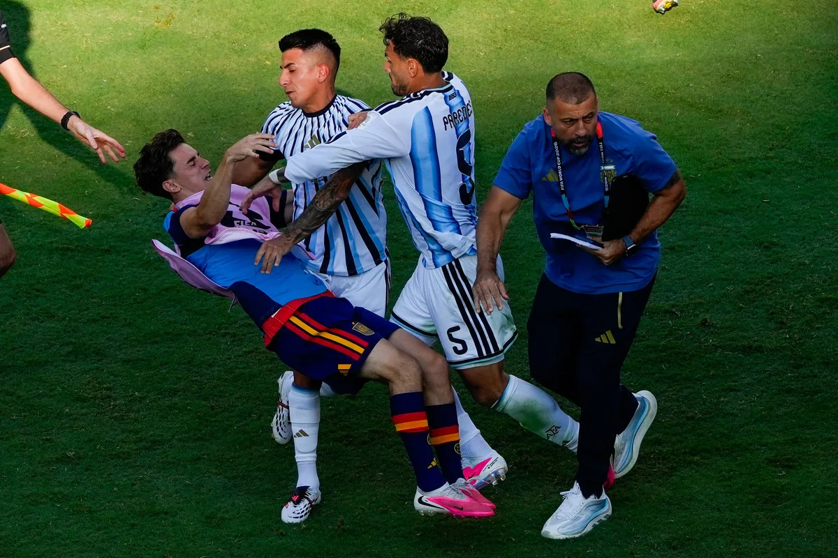 Alivio para Argentina: la FIFA permitirá cumplir en amistosos las sanciones a Paredes, Molina y Almada