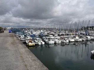 En Bretagne, une voiture tombe dans le port avec trois personnes à bord : deux femmes sont décédées