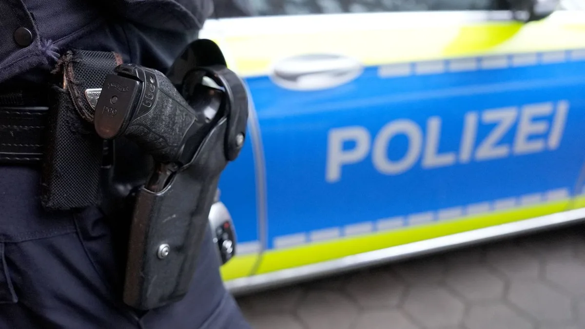 Bedrohungslage: Mann soll Bekannten mit Armbrust und Axt bedroht haben