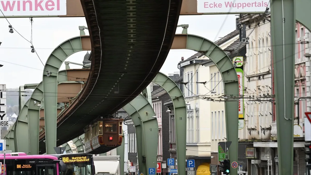 Wuppertal: Schwebebahn beworfen – Scheibe zerbricht