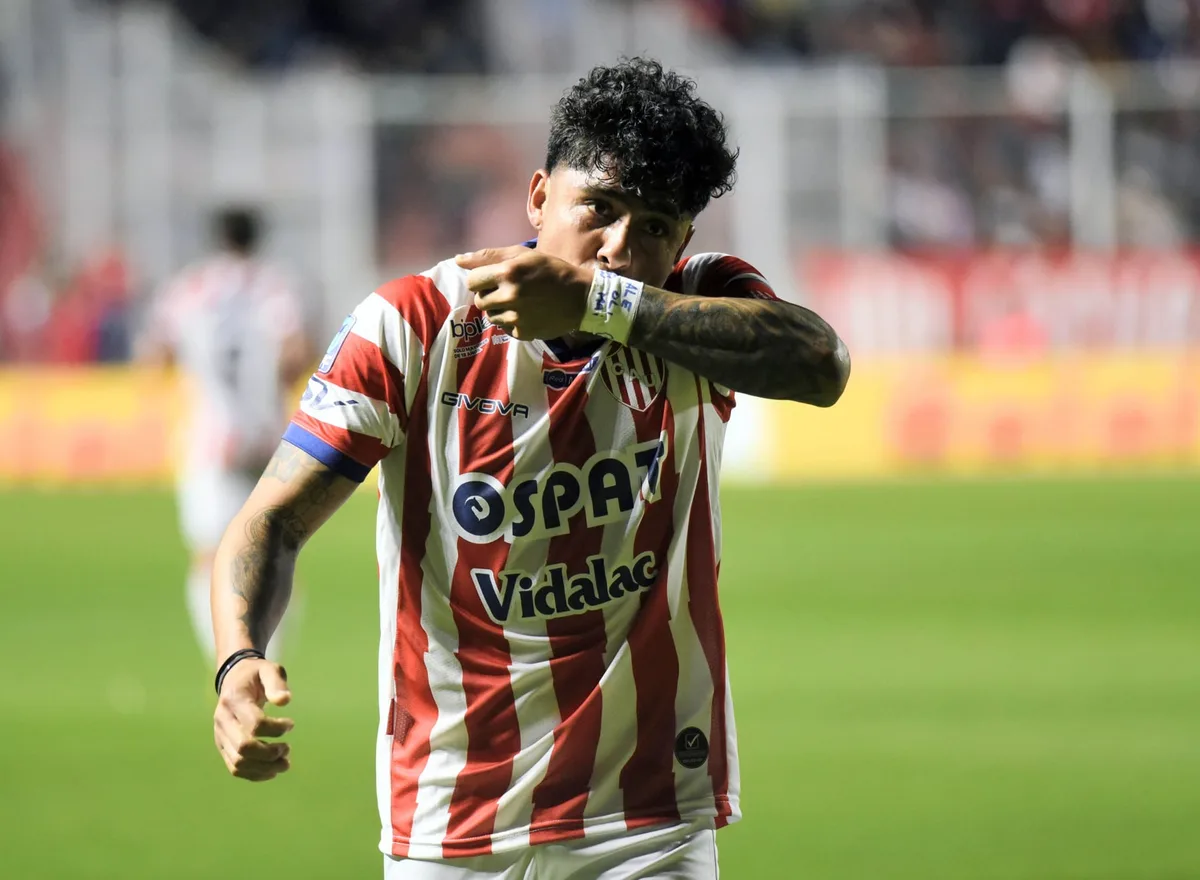 Unión disfrutó las joyas de Cristian Tarragona e Ignacio Malcorra para golear 4-1 a Sarmiento