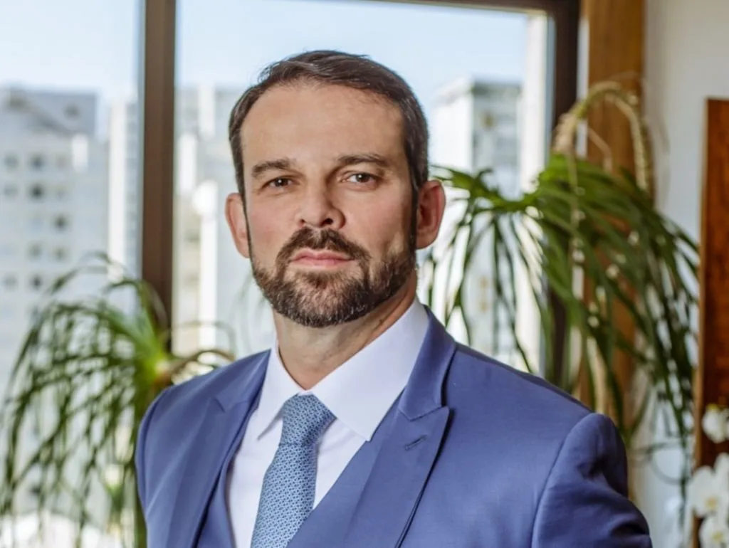 Advogado de Vorcaro foi vice-presidente da CONIB, entidade que financiou viagem de André Mendonça